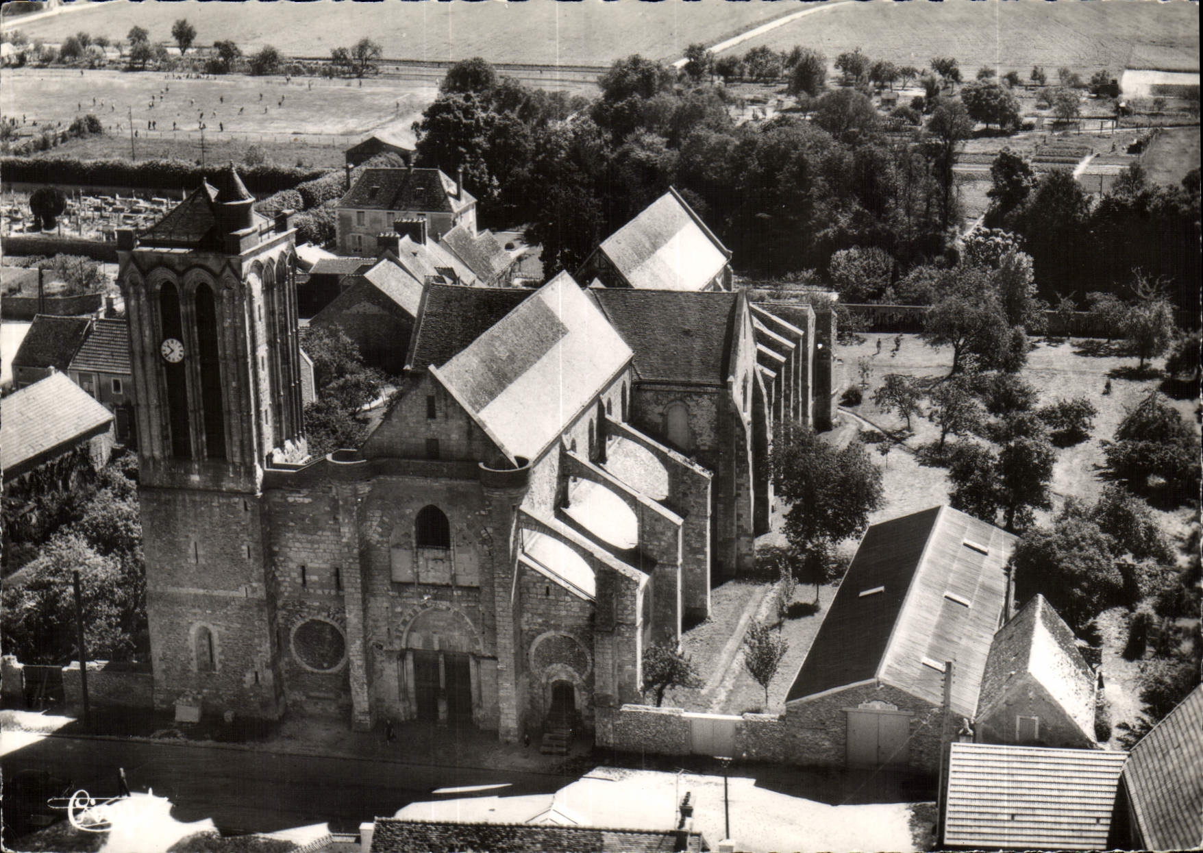 CPSM Chapeaux (S et M) La Collegiale St Martin (Monument historique des XII et XIIIe s)