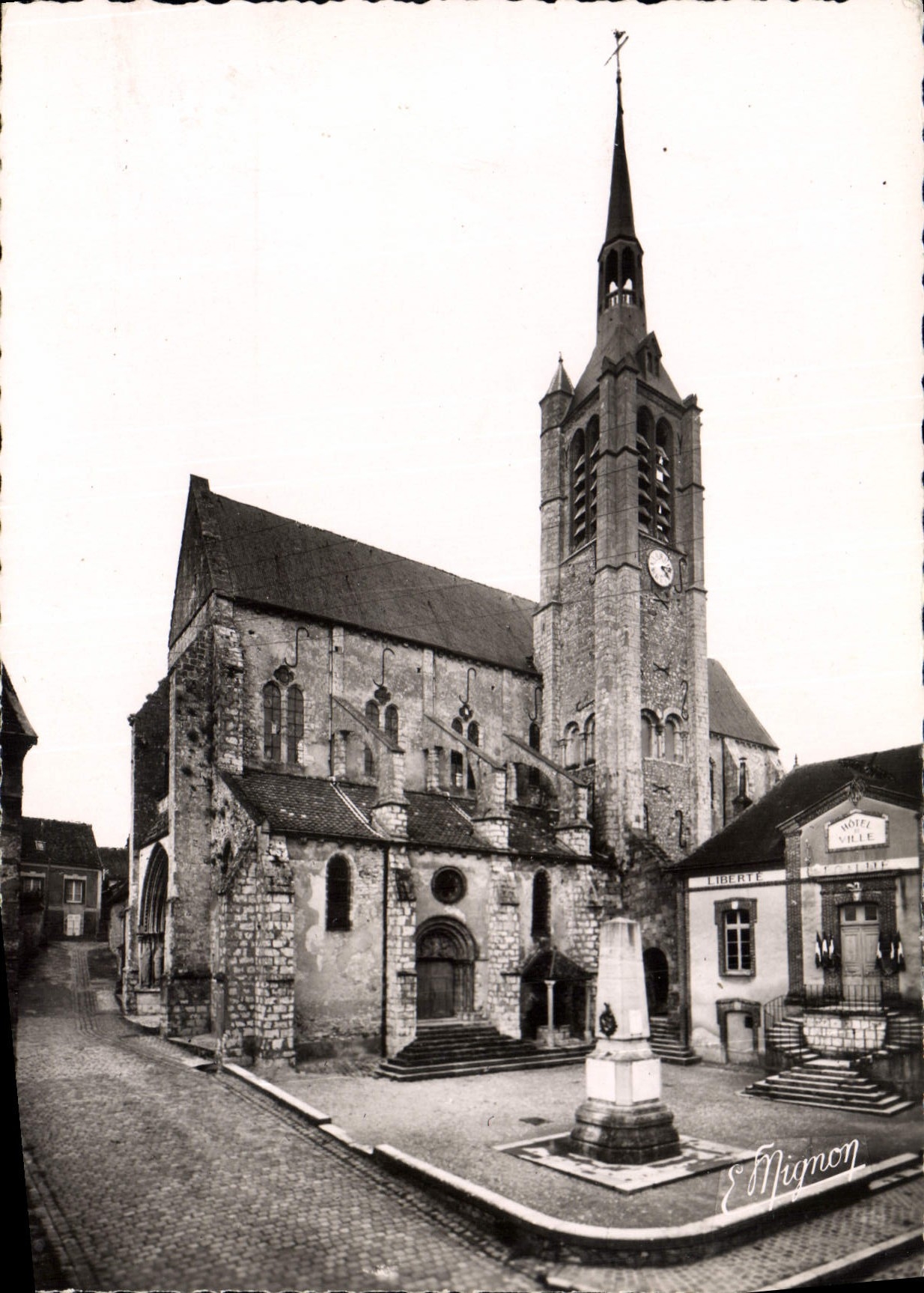CPSM Donnemarie en Montois (S et M) Eglise Notre Dame (XIIe et XIIIe siecle)