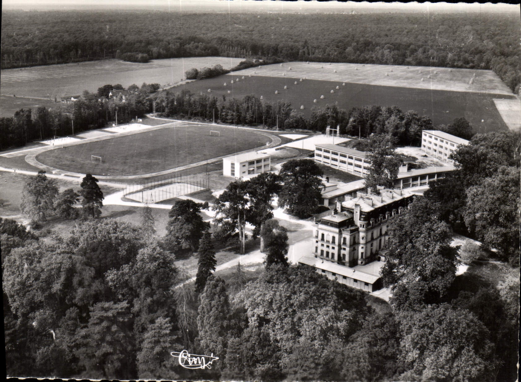 Gurcy-le-Châtel — Centre National d'Instruction Électrique — vue aérienne — Éditions Combière