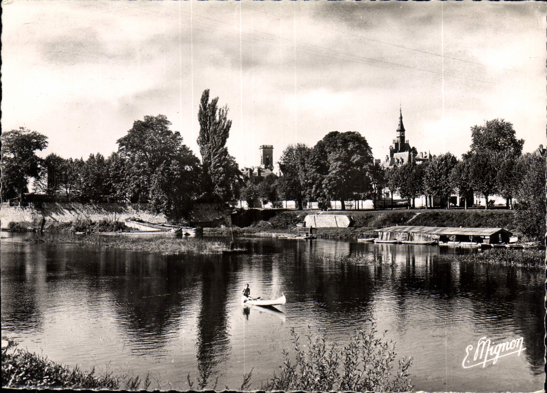 La Ferté-sous-Jouarre — Ansicht des Sees mit Fischermann in einem Kanu — E. Mignon
