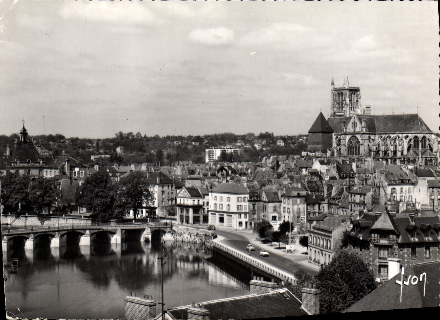 Vue générale de Meaux (S.-et-M.) — La cathédrale, l'Hôtel de Ville — Éditions d'Art, n°77