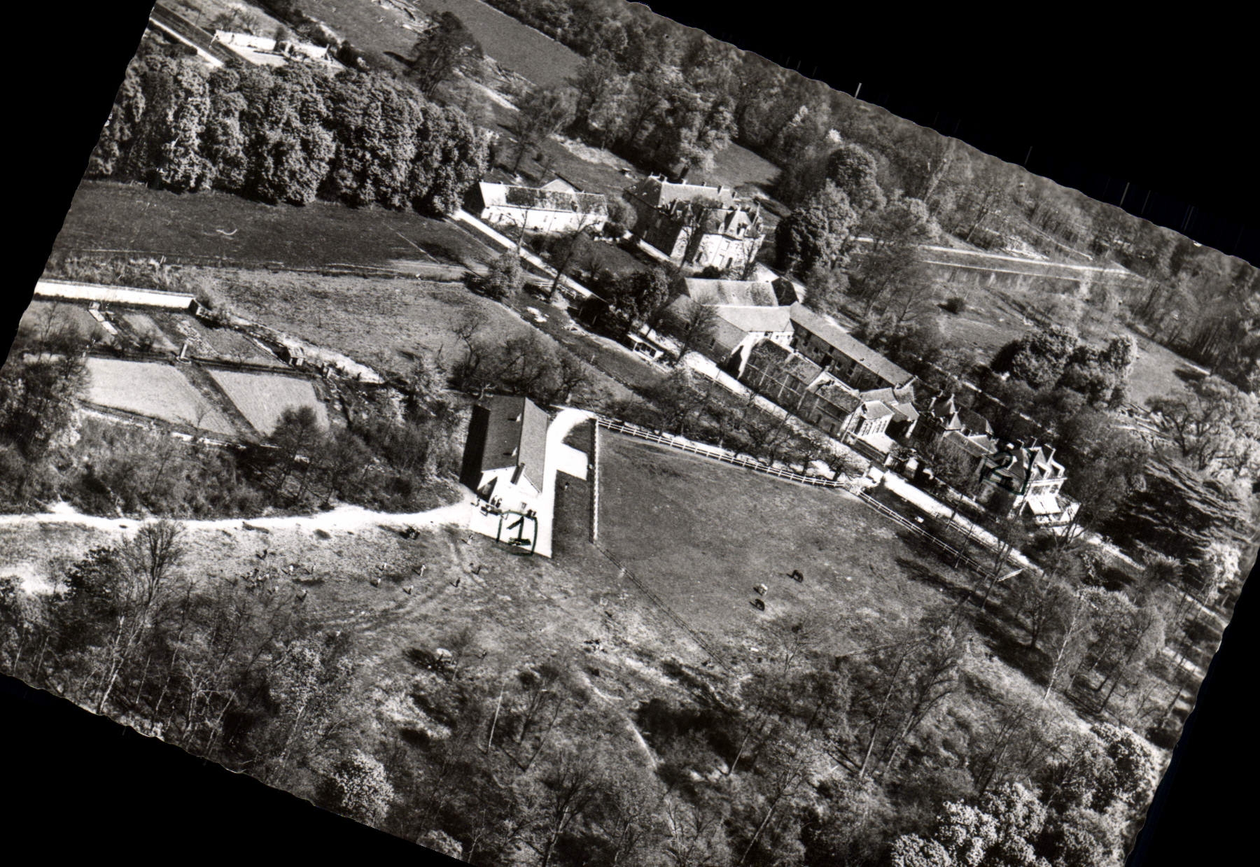 Vue aérienne de l'Institut Saint-Exupéry à Rubelles — éditeur Le Studio — n° 000