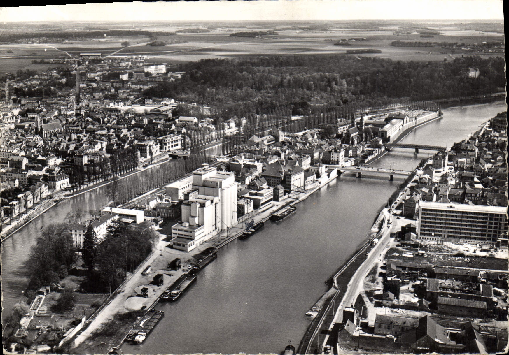 CPSM Melun (Seine et Marne) L'Ile sur la Saine le Jardin botanique les Silos de la cooperative agric