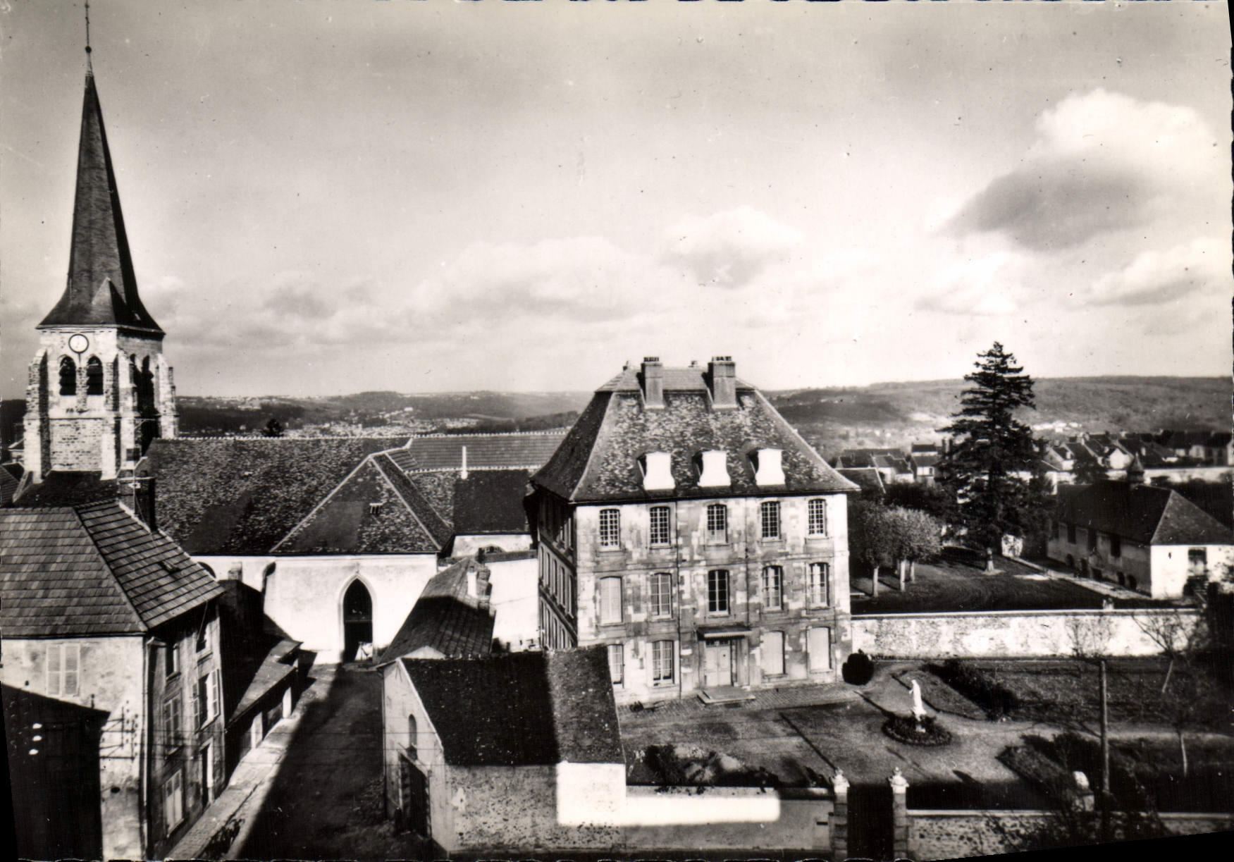 Halbmoderne Ansichtskarte Jouarre (Seine et Marne) Paroissalkirche Saint Pierre und Aumonerie, rechts das Gebäude der