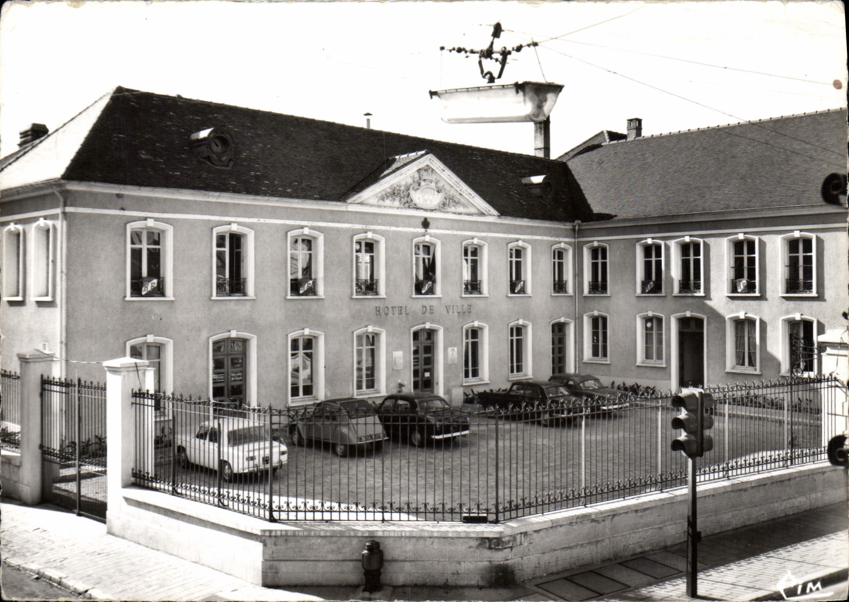 Stadthaus von Montreuil — Ansicht des Platzes — Verlag Couvreur Imp. Magon T.I. S.-et-L.