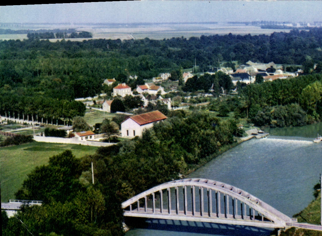 Isles-les-Meldeuses (S.-et-M.) — Vue aérienne du pont et de l'écluse — Comber Imprimeur Mâcon