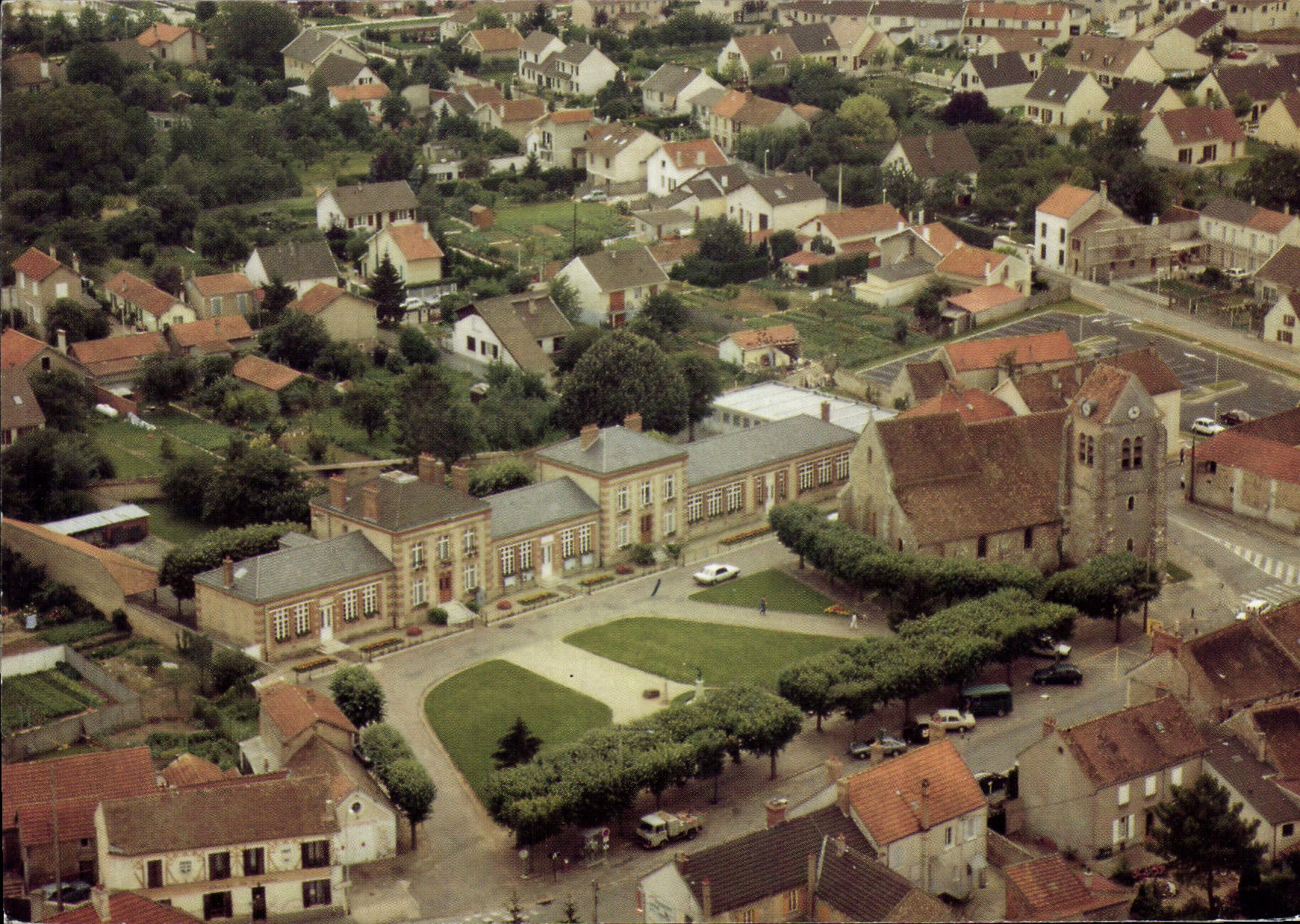 Moissy-Cramayel — vue aérienne de la mairie et de l'église — Imprimé en France