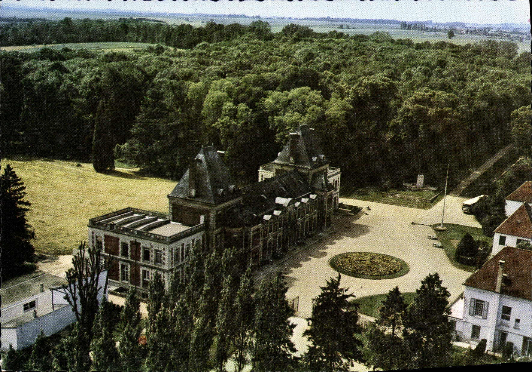 Moussy-le-Vieux — Domaine des Gueules Cassées — aerial view — Éditions Souille & Cie