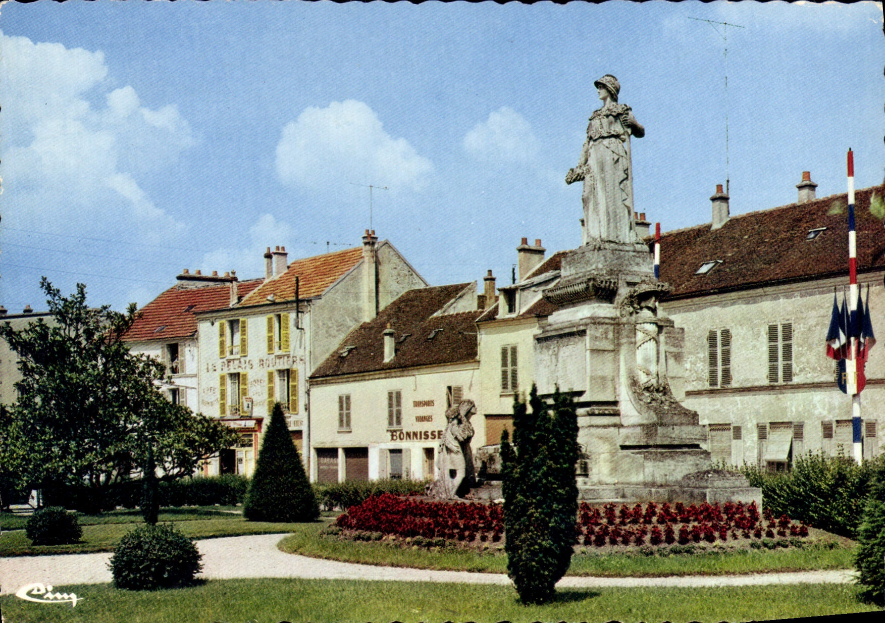 CPSM Coulommiers (Seine et Marne) Le Monument aux Morts
