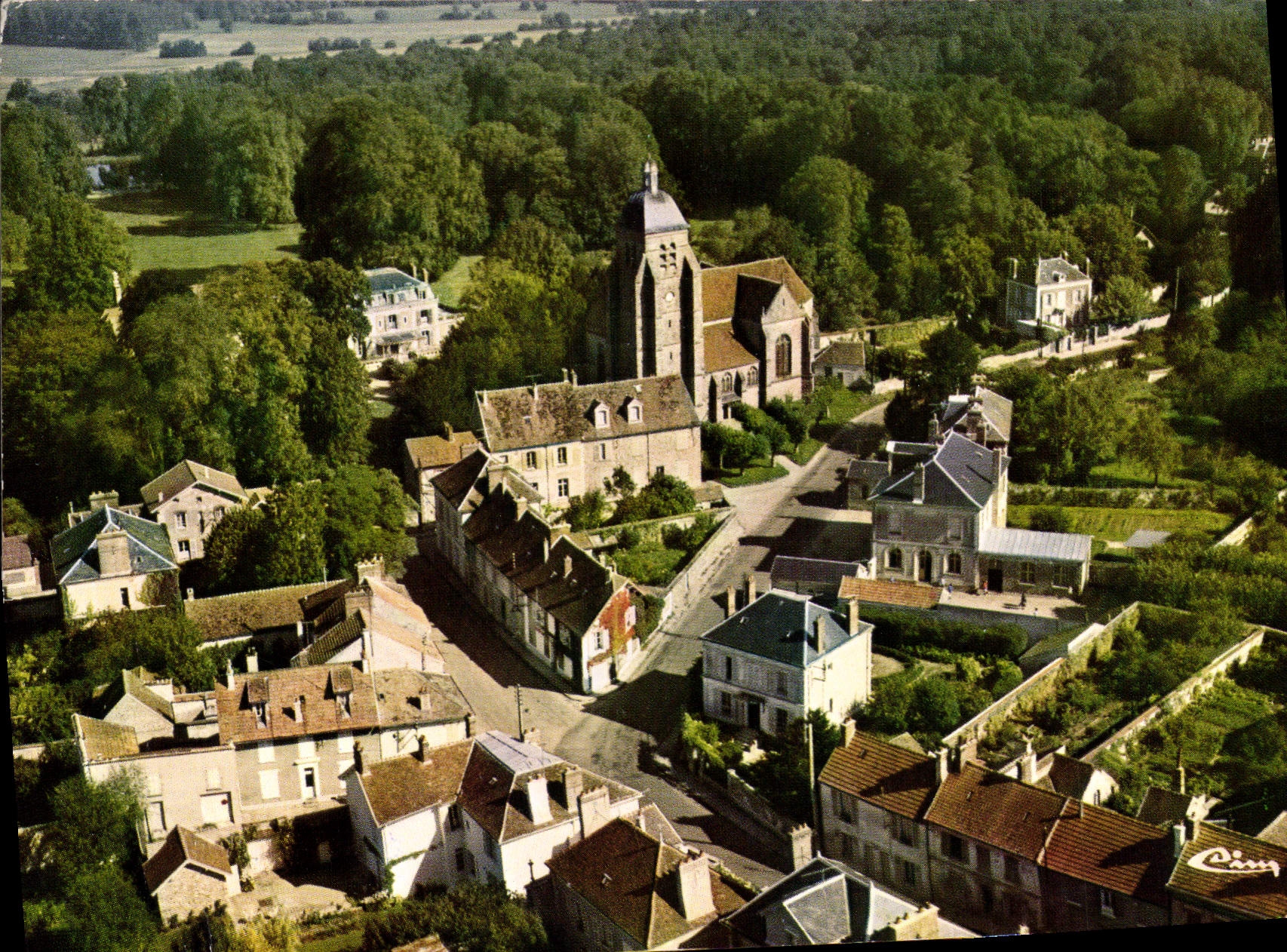 CPSM Faremoutiers (S et M) Vue aerienne L'eglise et l'abbaye