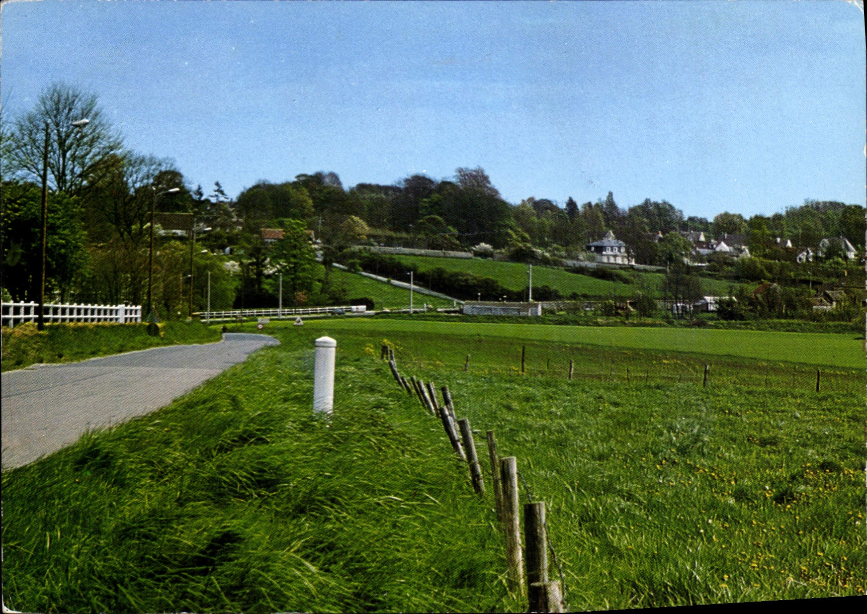 Saint Sauveur sur l'École — vue de la route et du village — Édition Pierron, n° 17726