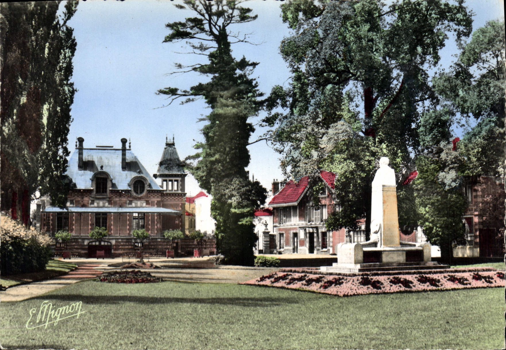Coulommiers (S.-et-M.) — Les Capucins, Le Pavillon et le Monument A. Leblanc — E. Mignon