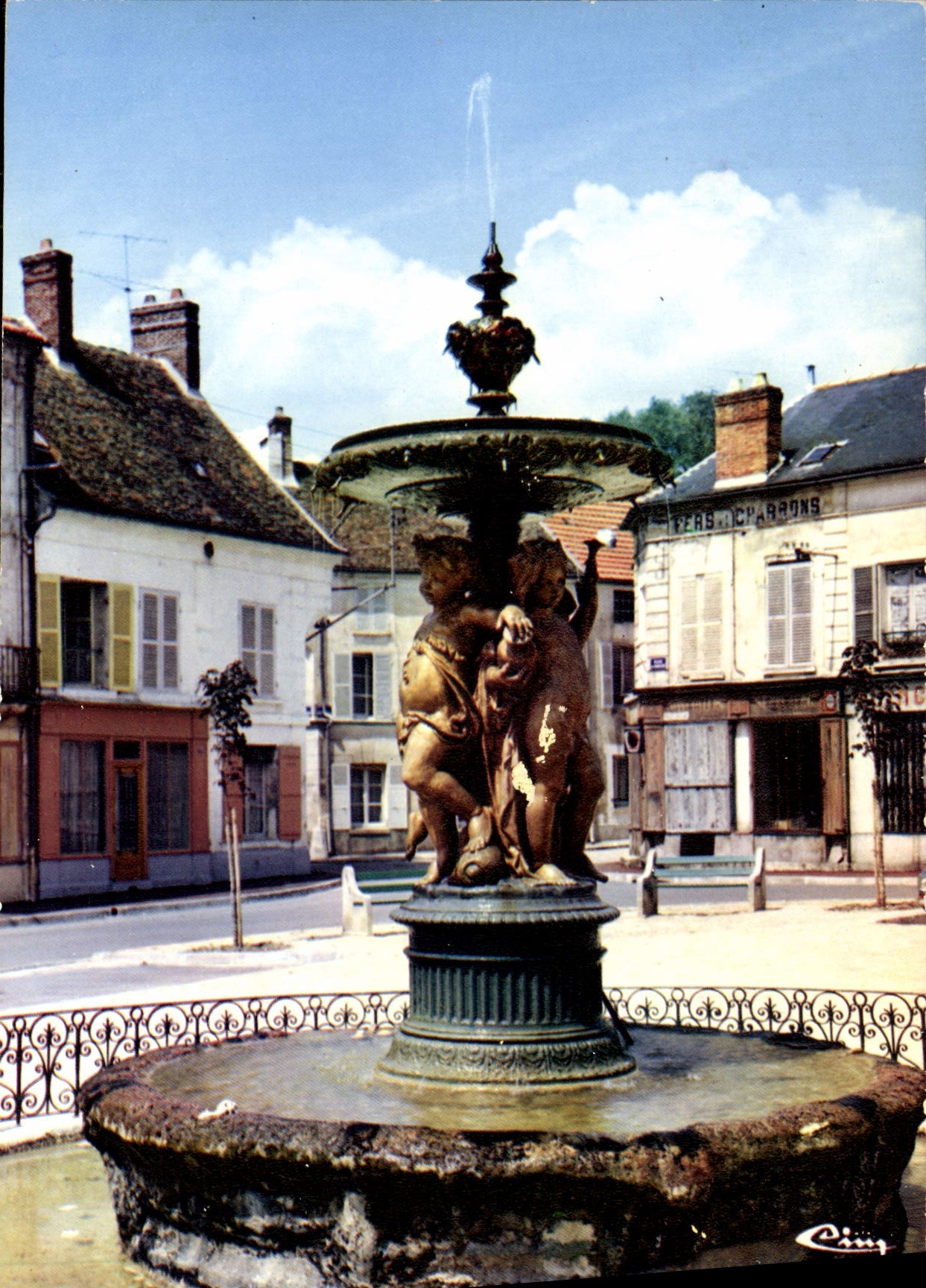 CPSM Crouy sur Ourcq (S et M) La PLace et la Fontaine