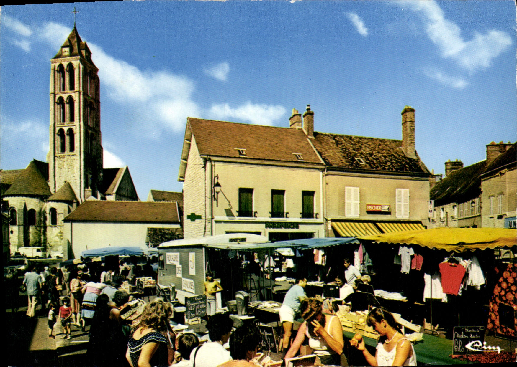 CPSM Chateau Landon (S et M) Place avec marche L'eglise