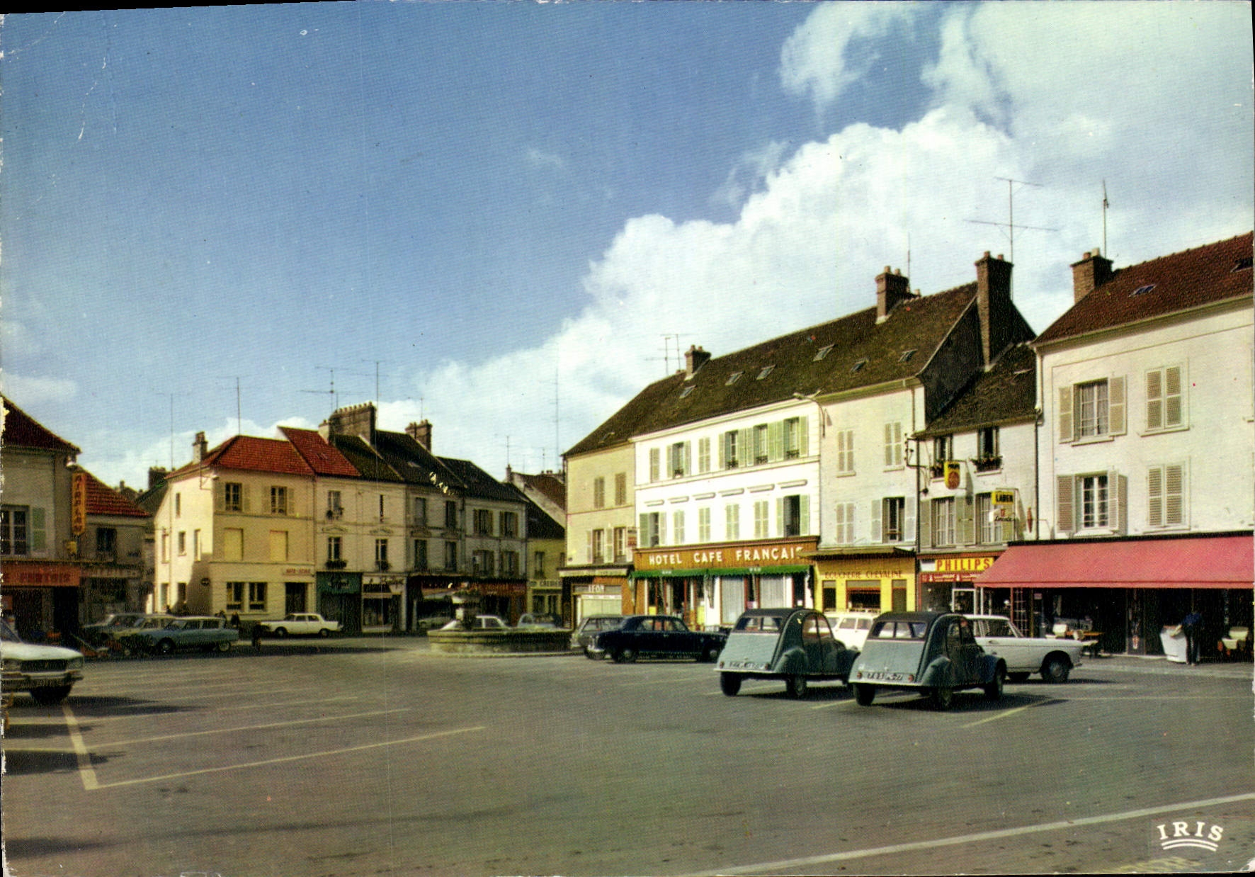 CPSM La Ferte Gaucher Place du Generale de Gaulle