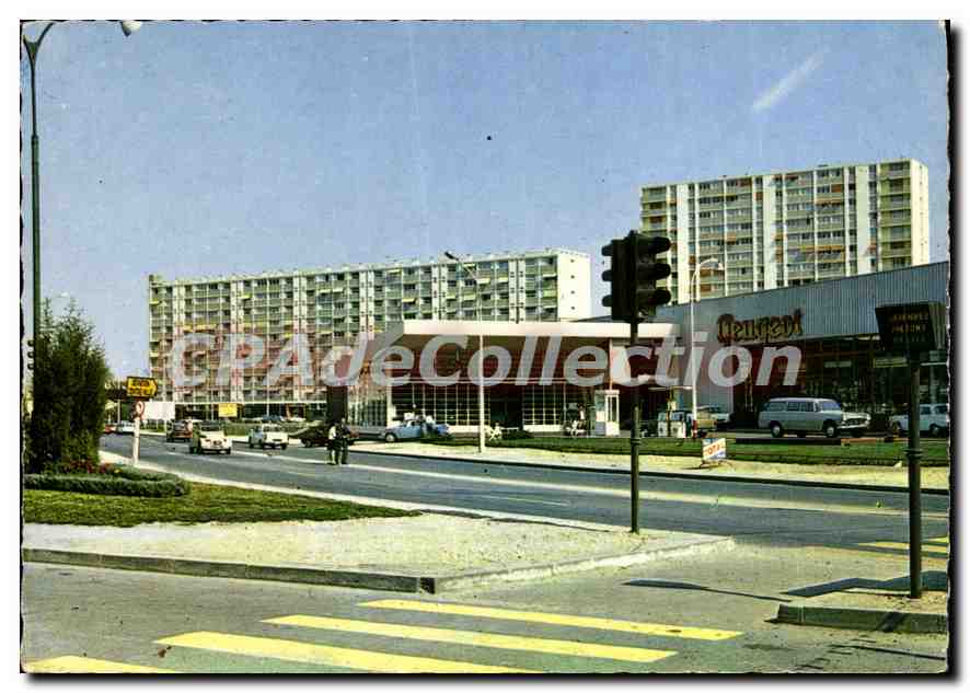Vue de la rue de la Gare à Chelles-sur-Marne — avec concession Peugeot et immeubles — éditeur Photogravure Raymon, Chelles-sur-Marne