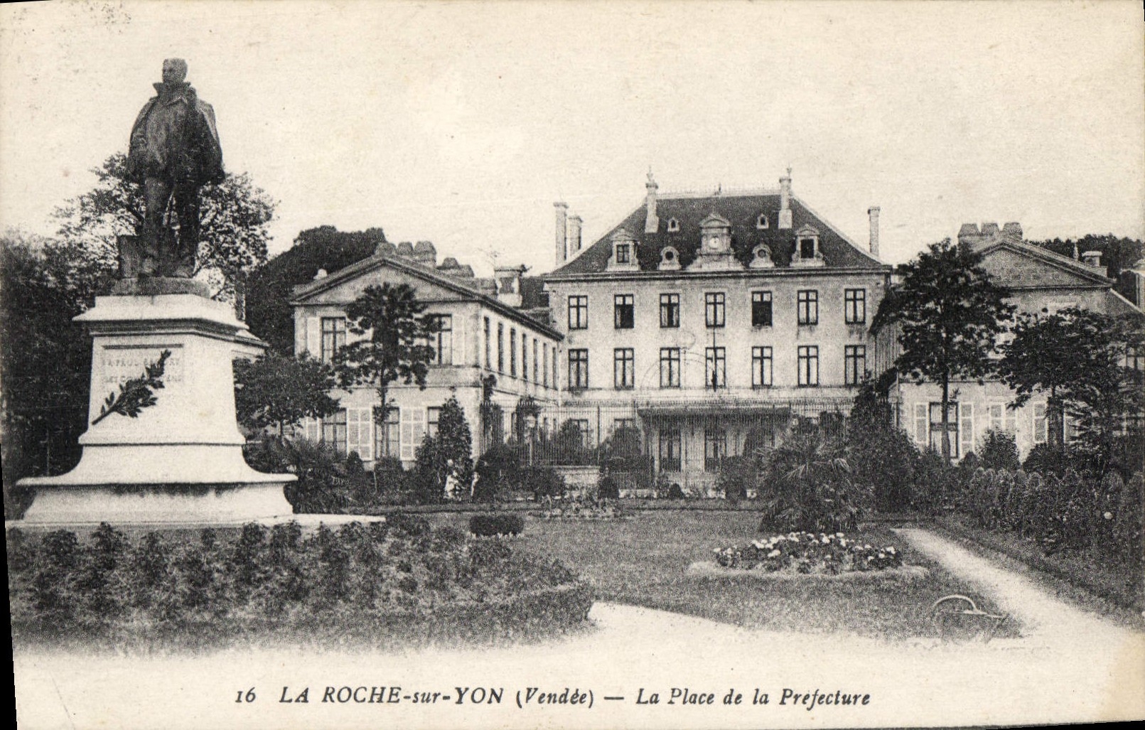 CPA La Roche sur Yon (Vendee) La Place de la Prefecture