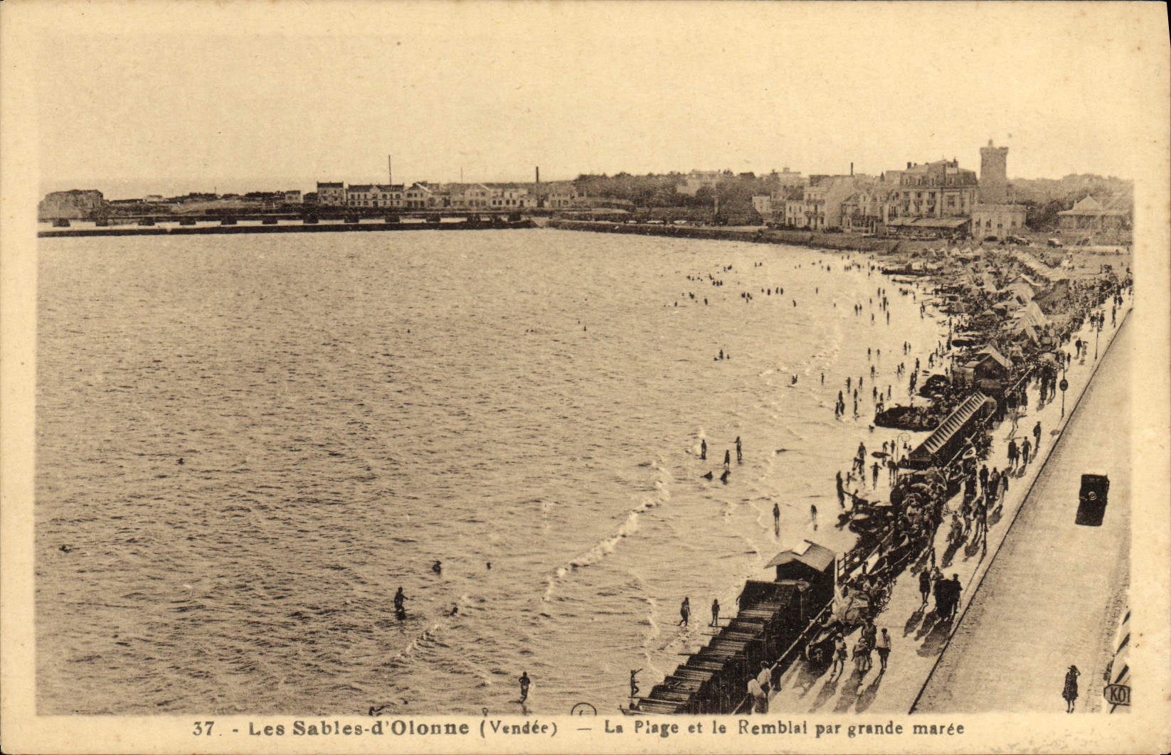 Les Sables-d'Olonne (Vendée) — La Plage et le Remblai par grande marée — n°37
