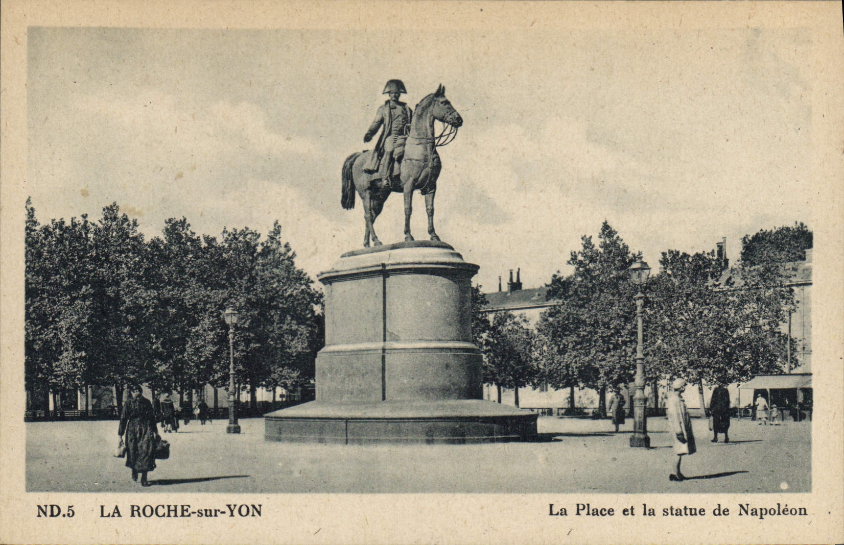 CPA La Roche sur Yon La Place et la Statue de Napoleon