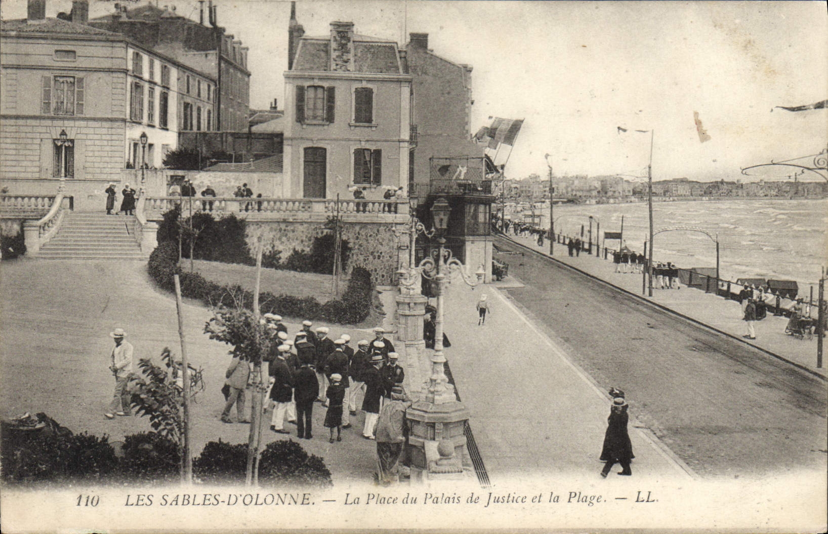 Les Sables-d'Olonne — La Place du Palais de Justice et la Plage — LL. — N° 110