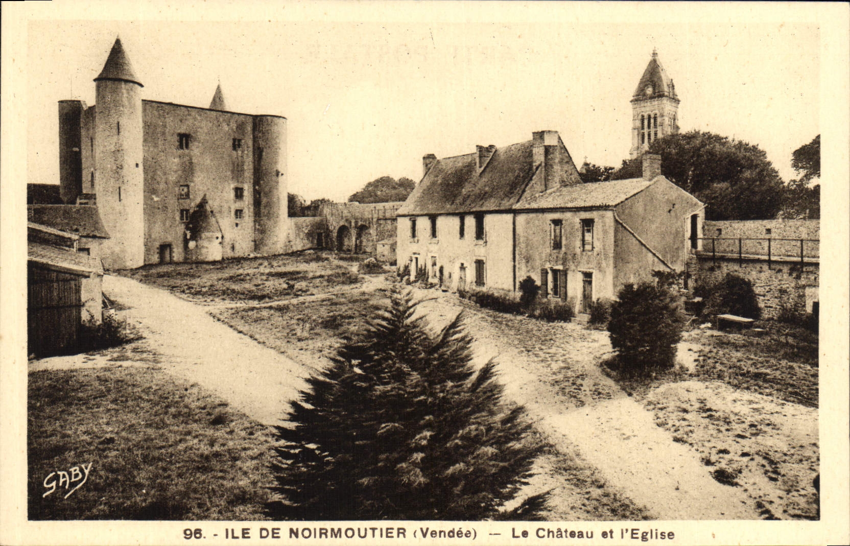 CPA Ile de Noirmoutier (Vendee) Le Chateau et l'Eglise