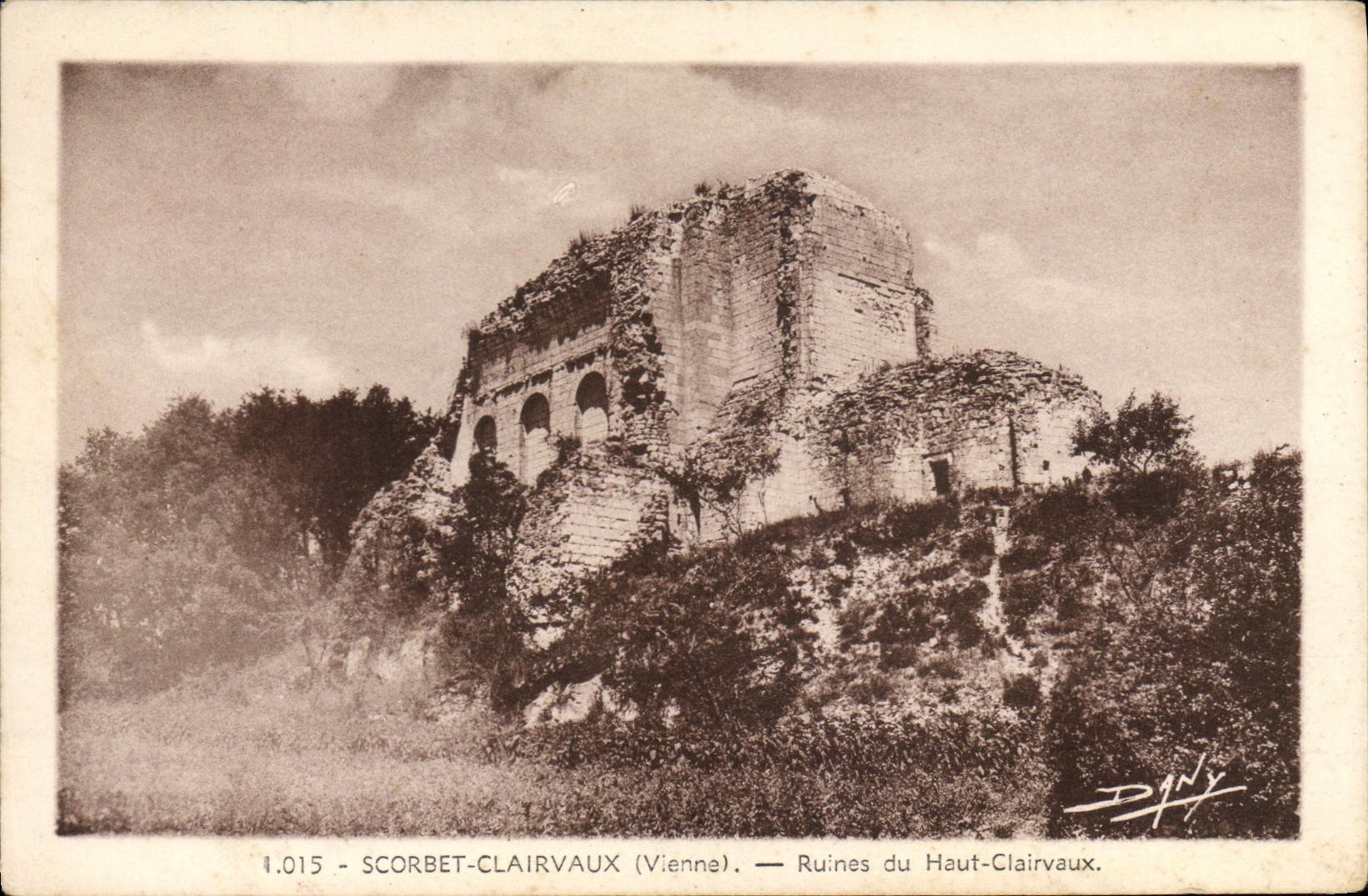 CPA Scorbe Clairvaux (Vienne) Ruines du Haut Clairvaux