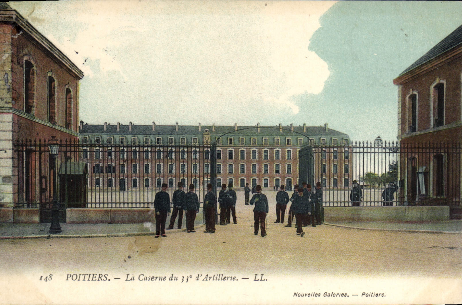 Poitiers — La Caserne du 33e d'Artillerie — LL. Nouvelles Galeries — Poitiers.