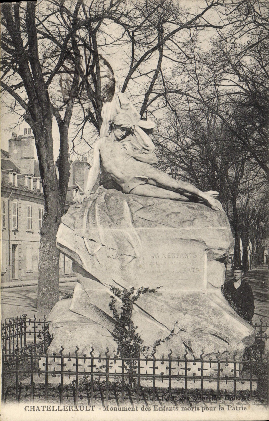 CPA Chatellerault Monument des Enfants morts pour la Patrie