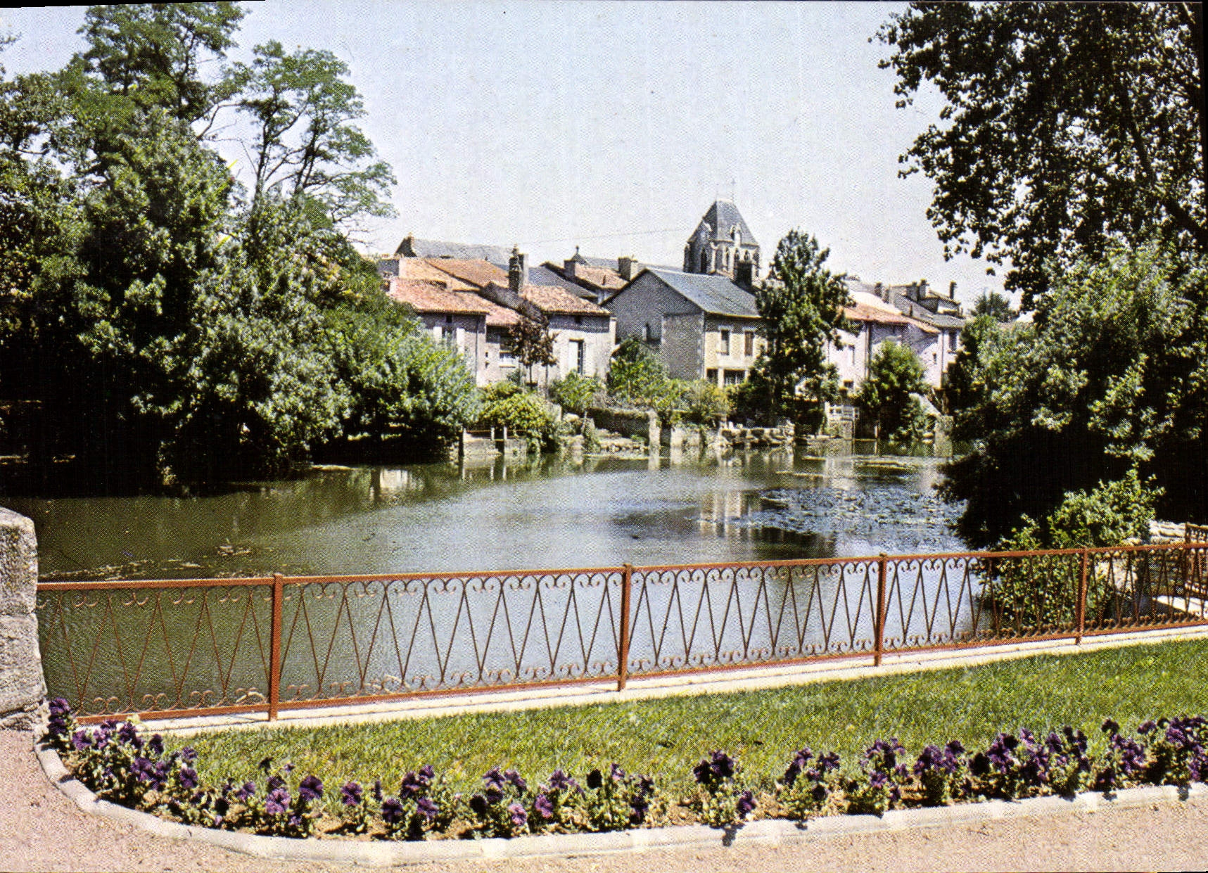 CPSM En Poitou Vivonne (Vienne) Rives de la Vonne