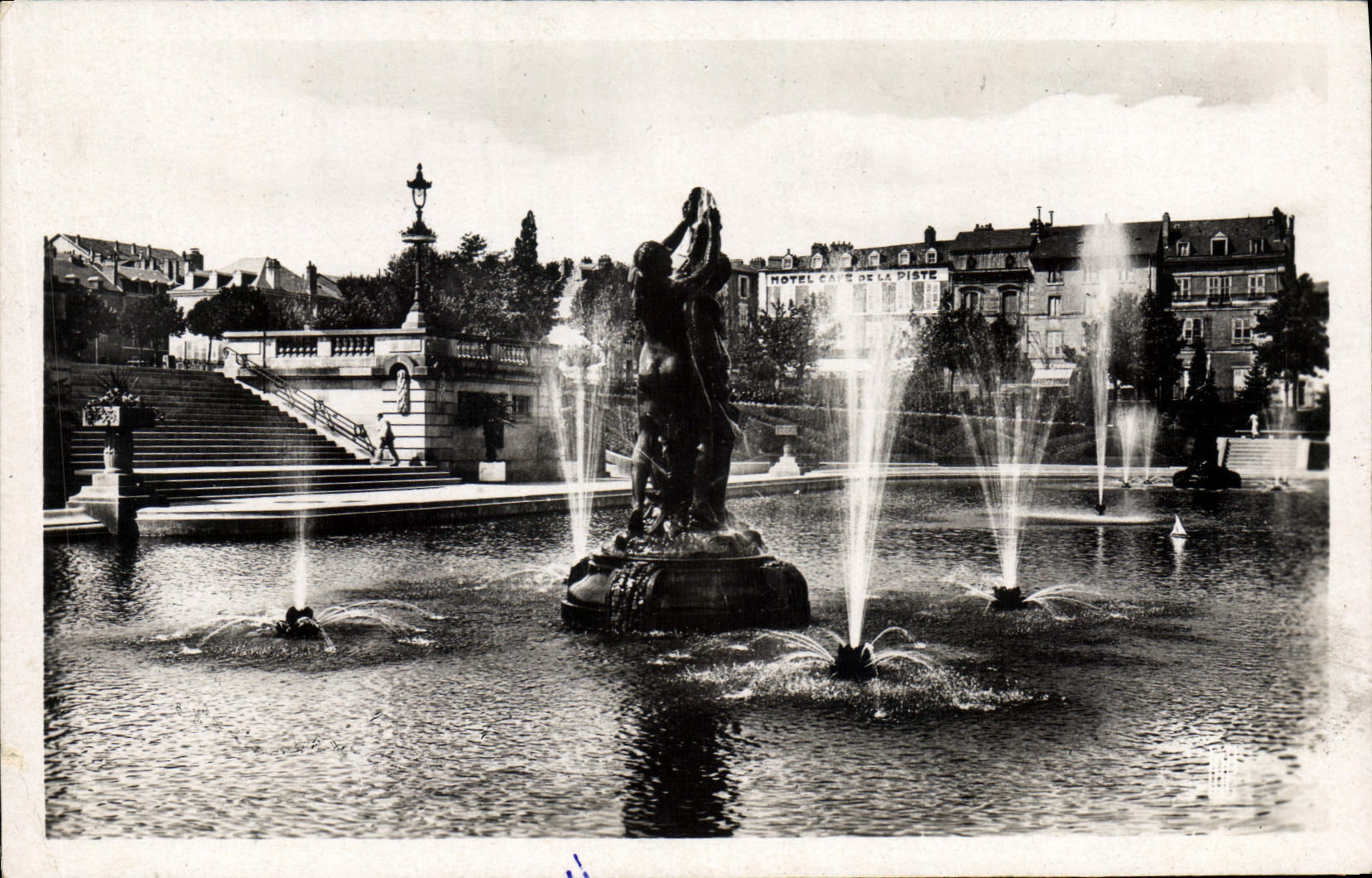 Fontaine avec statue — Hôtel Café de la Disté — Éditeur : Imagerie de Juillet, n° 145