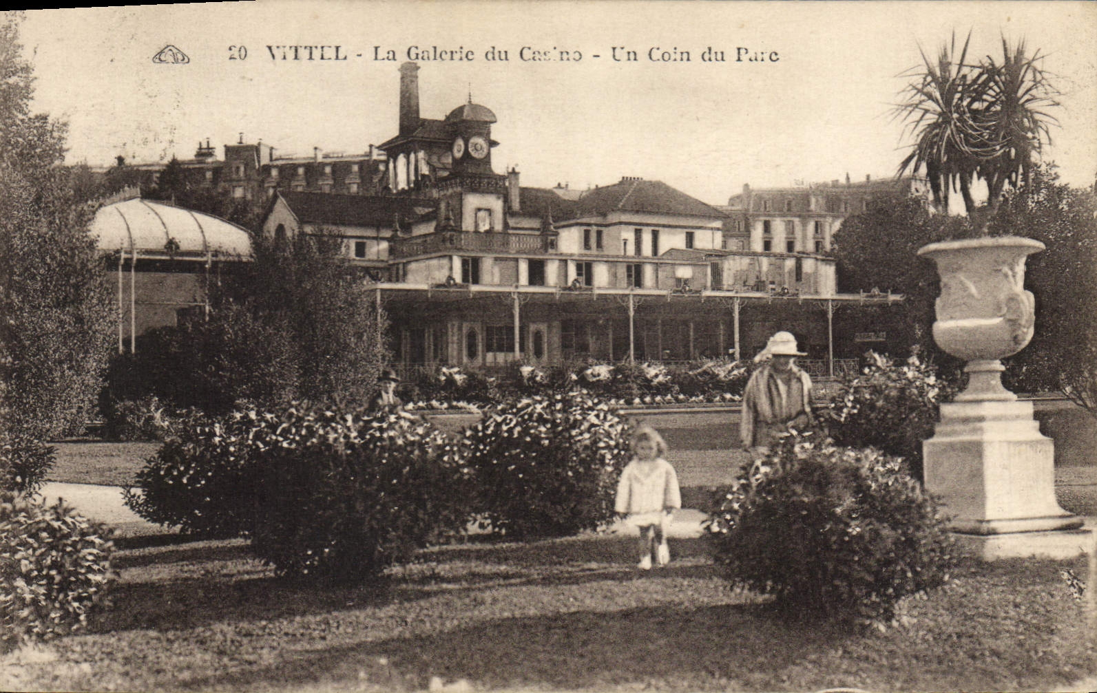 CPA Vittel La Galerie du Casino Un Coin du Parc 