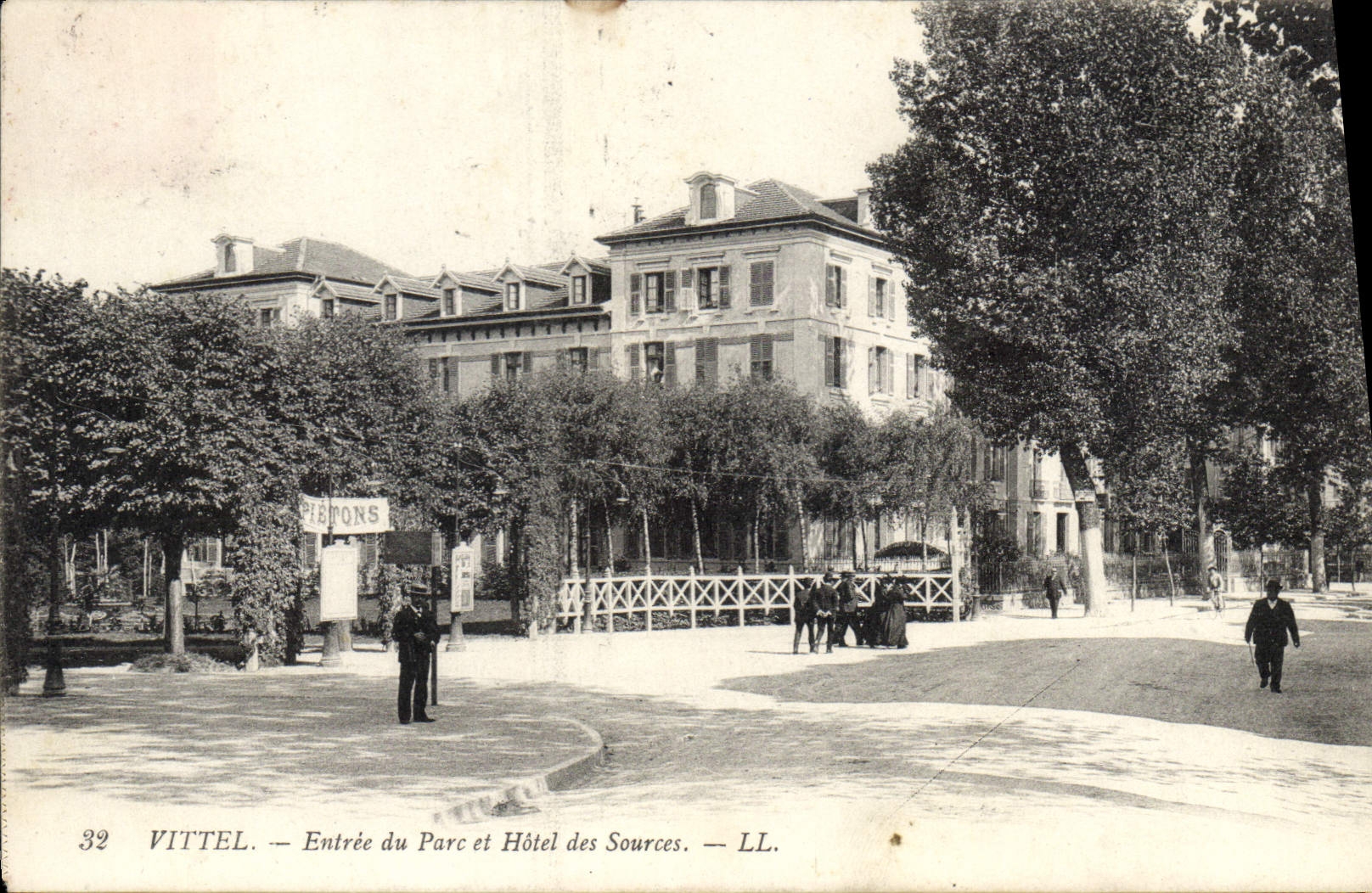 CPA Vittel Entree du Parc et Hotel des Sources 
