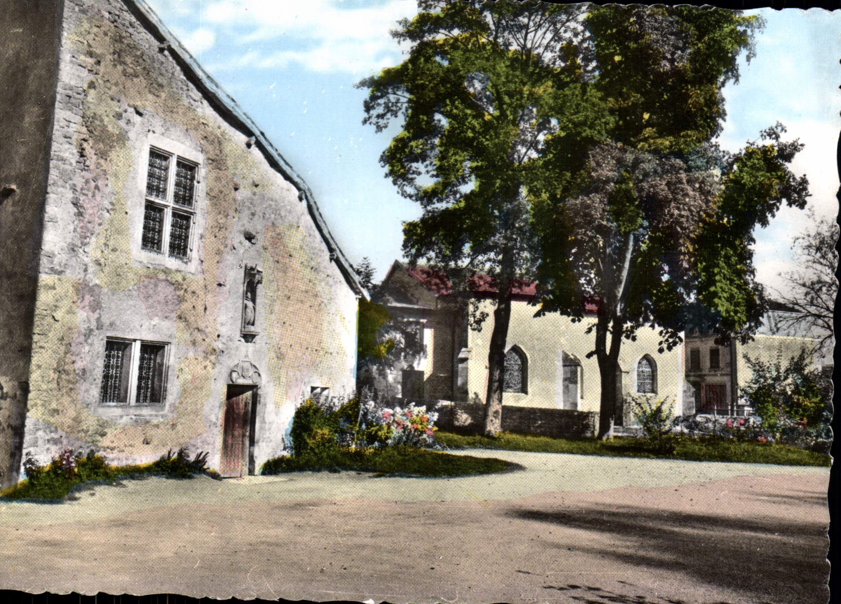 CPSM Domremy Maison de Jeanne d'Arc et I'Eglise 