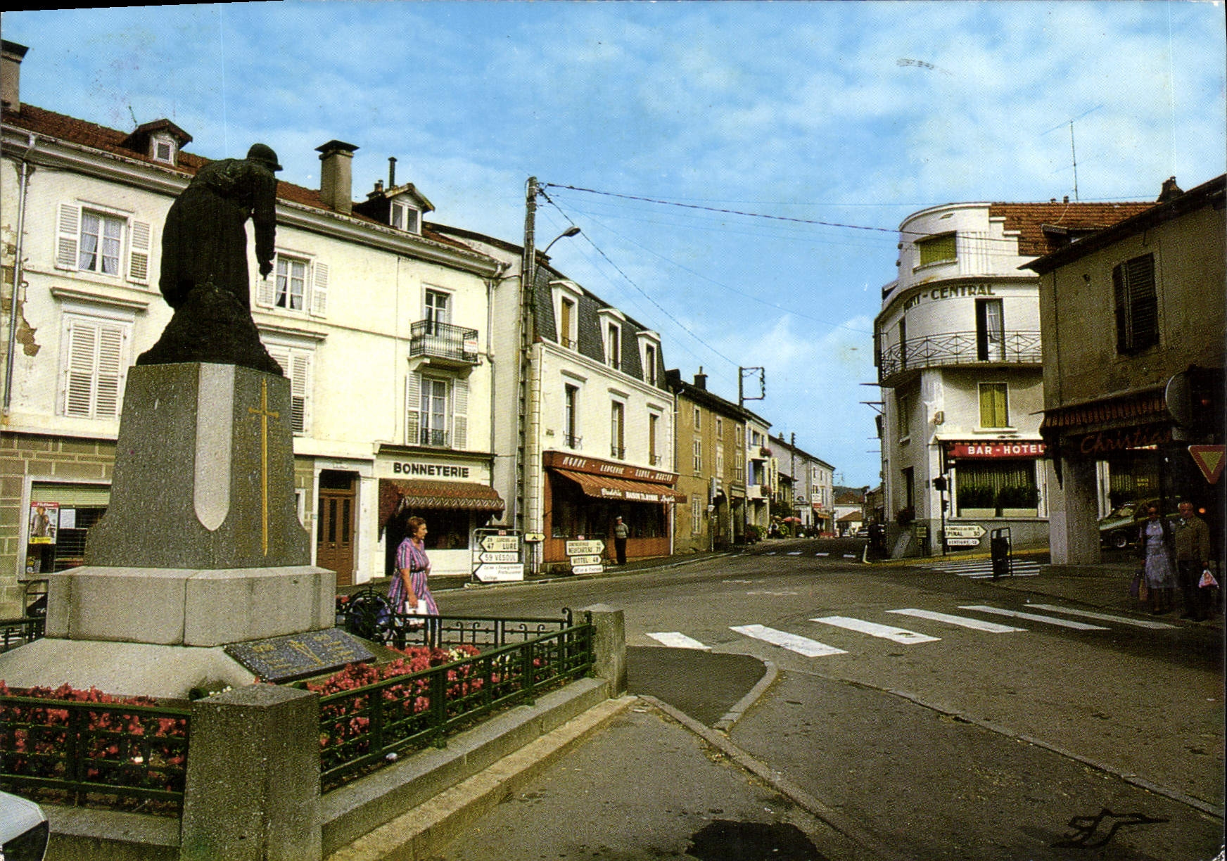 Bains-les-Bains — Monument aux Morts et rue de Mirecourt — CPA n°42