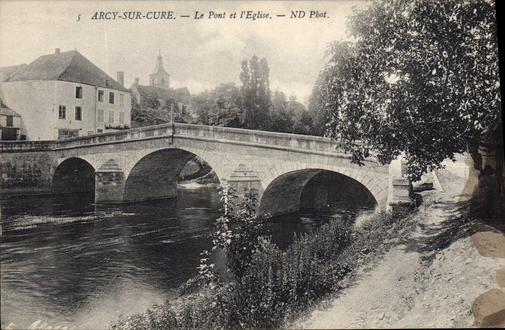 Arcy-sur-Cure — Le Pont et l'Église — ND Phot.