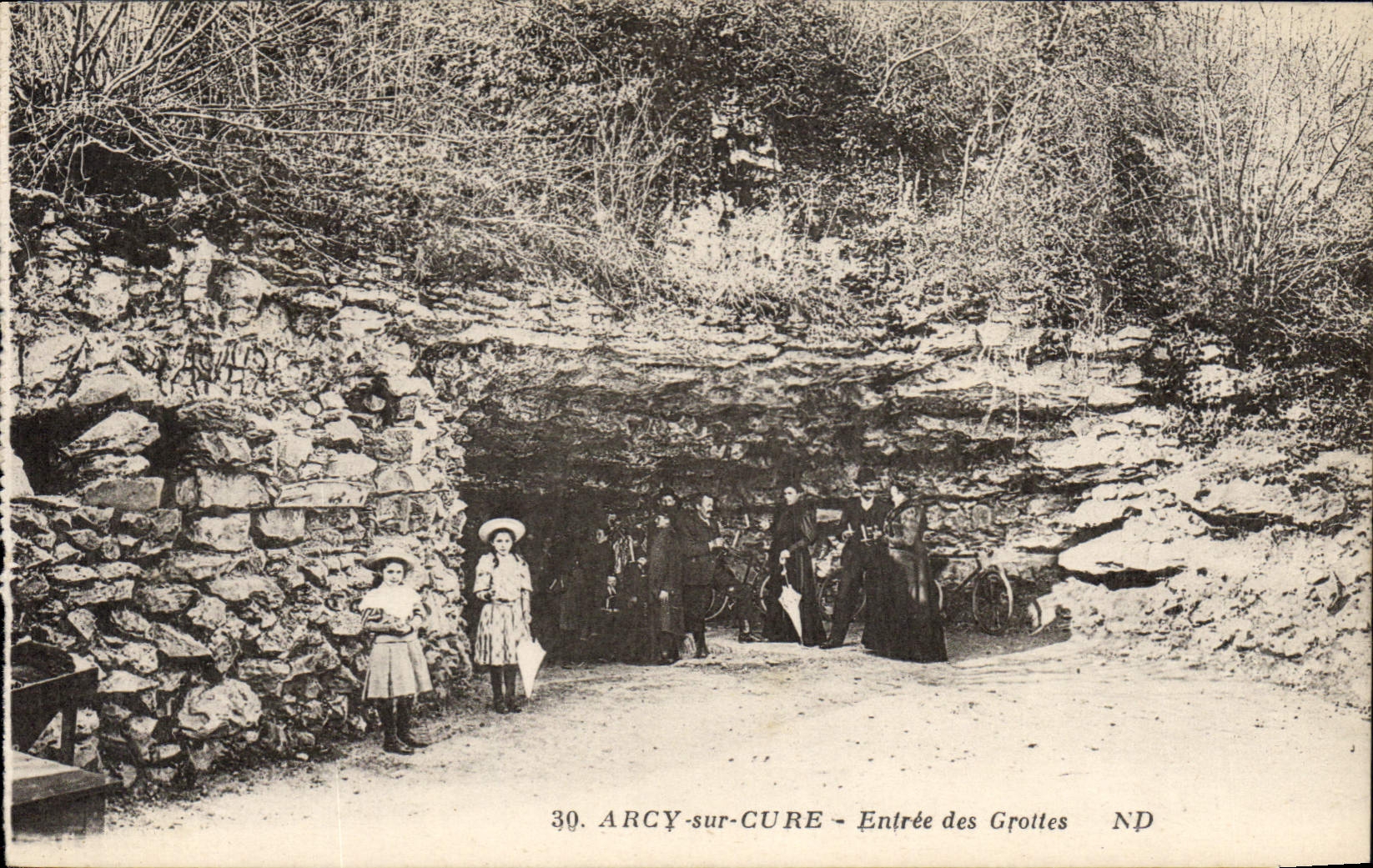 CPA Arcy sur Cure Entree des Grottes 