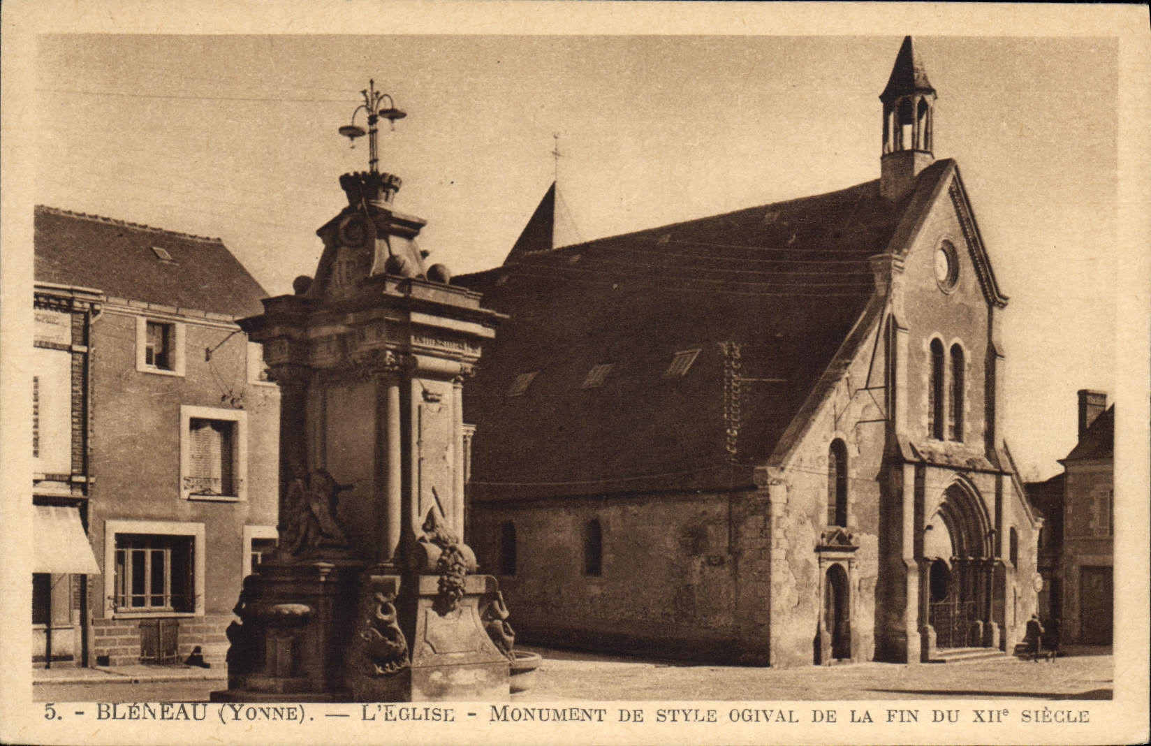 CPA Bleneau Yonne L'Eglise Monument de style ogival de la fin du XII siecle 
