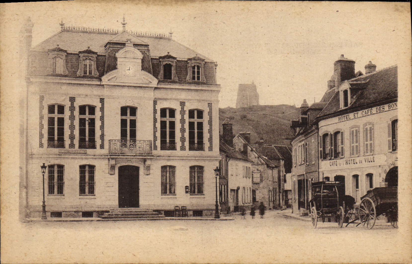 CPA St Julien du Sault Yonne L'Hotel de Ville 
