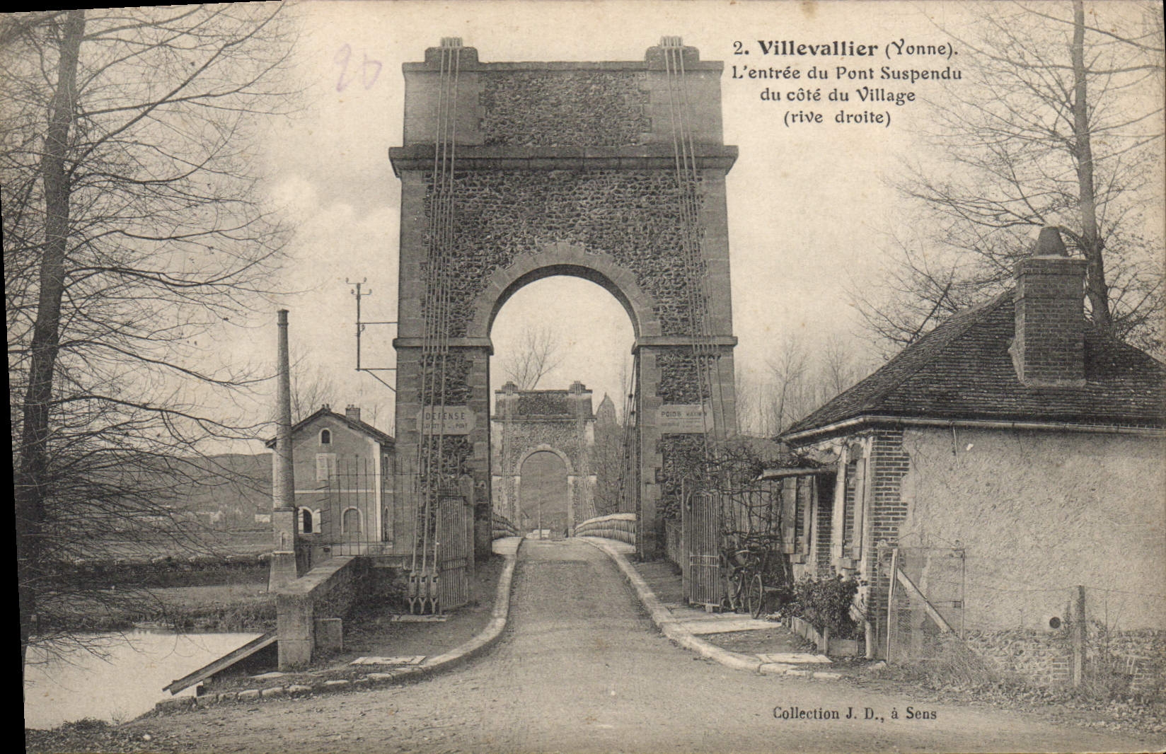 Villevallier (Yonne) — L'entrée du Pont suspendu du côté du village (rive droite) — Collection J. D., à Sens