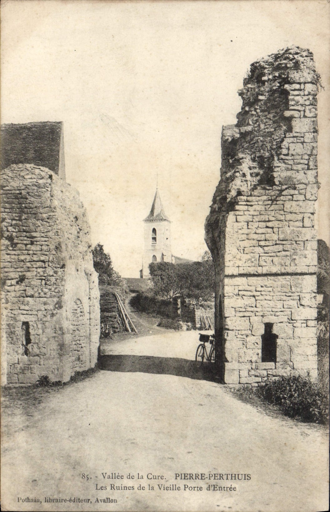 Pierre-Pérthuis — Vallée de la Cure, Ruines de la Vieille Porte d'Entrée — Pothain, libraire-éditeur, Avallon
