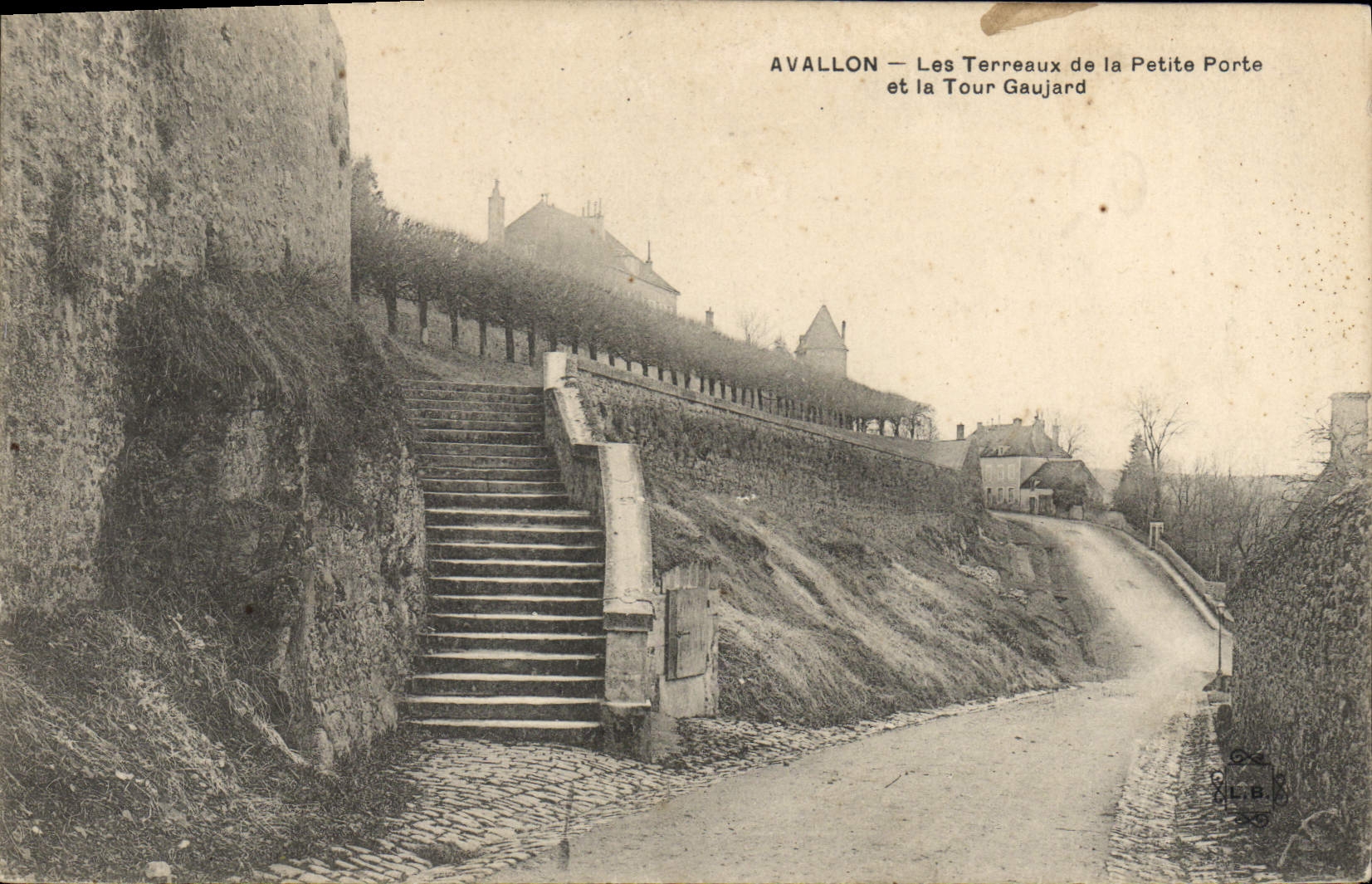 Avallon — Les Terreaux de la Petite Porte et la Tour Gaujard — L.C.A.