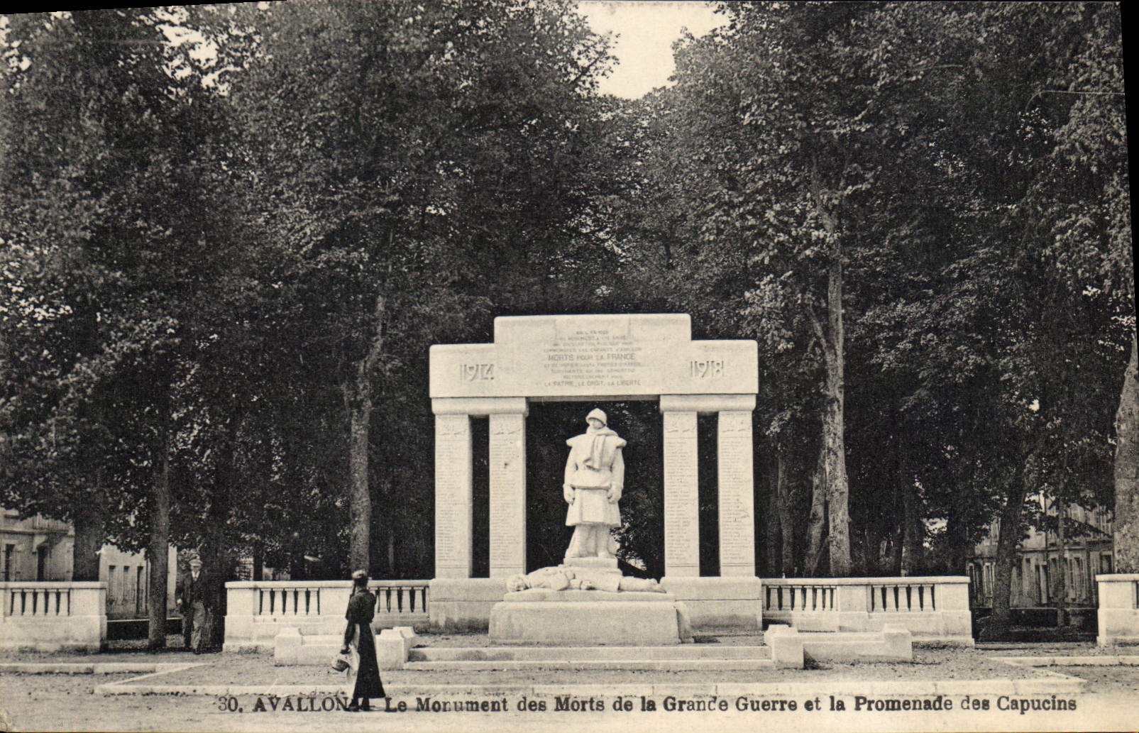 Avallon — Le Monument des Morts de la Grande Guerre et la Promenade des Capucins — Éditeur : 30. AVALLON