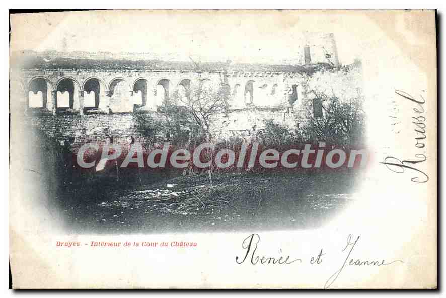 Druyes — Intérieur de la Cour du Château — Rousset