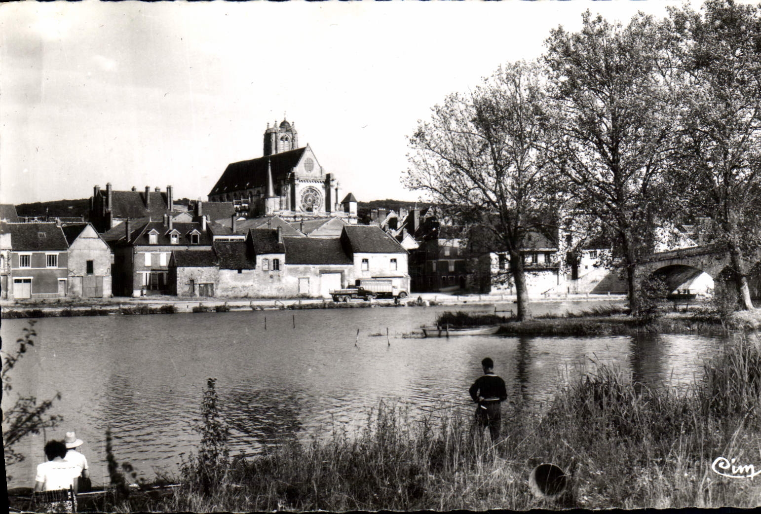 Villeneuve-sur-Yonne — Ansicht des Flusses und der Kirche — Cim