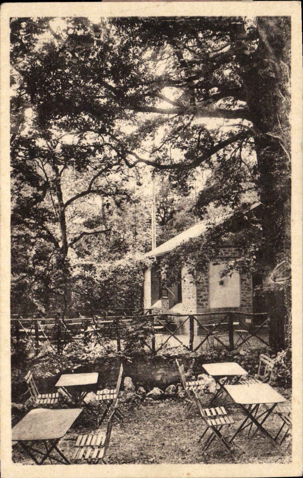 Arcy-sur-Cure (Yonne) — Effet d'éclairage sur les Terrasses et le Chalet des Grottes — A. Joublin