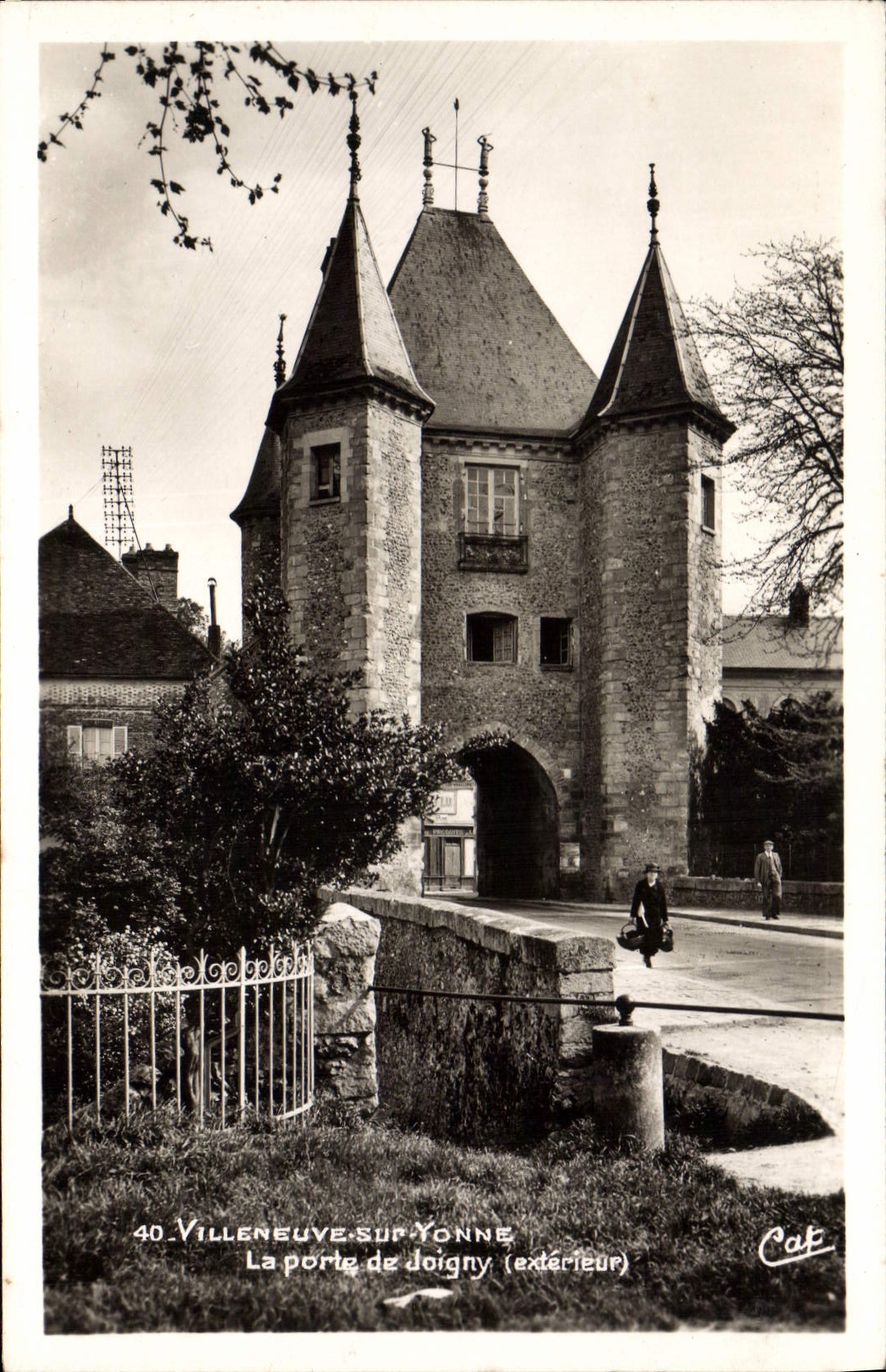 Villeneuve-sur-Yonne — La puerta de Doigny (exterior) — C.A.P. n.º 40