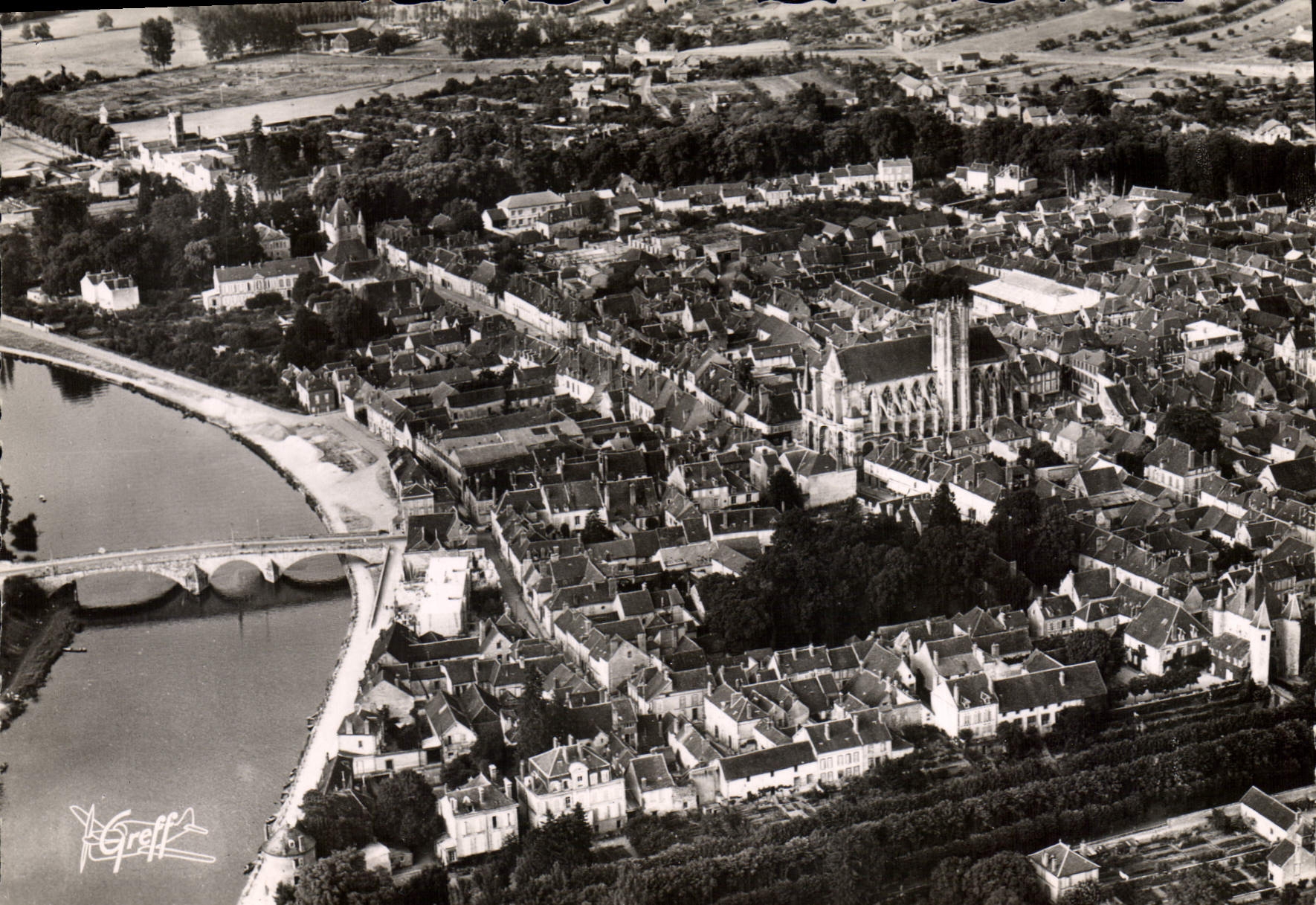 Villeneuve-sur-Yonne — Vue aérienne — Éditions Gréff