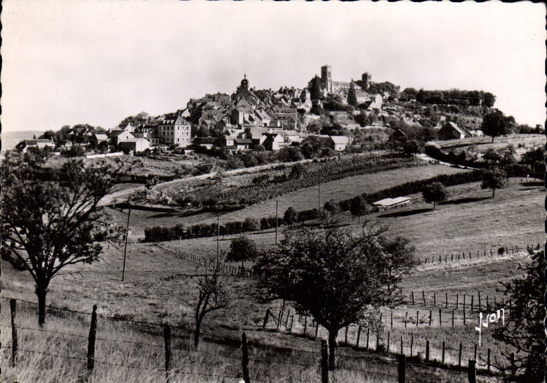 Vézelay (Yonne) — Vue générale (côté Sud-Ouest) — Éditions d'Art Martel, Paris