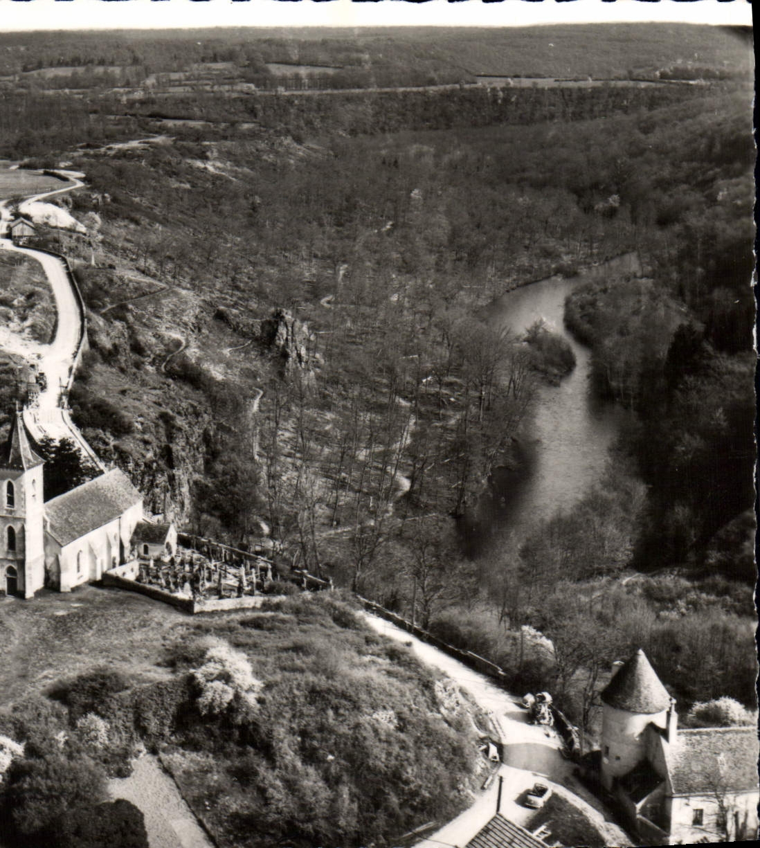 Pierre-Perthuis — Église et château sur falaise — La France Touristique 89-6