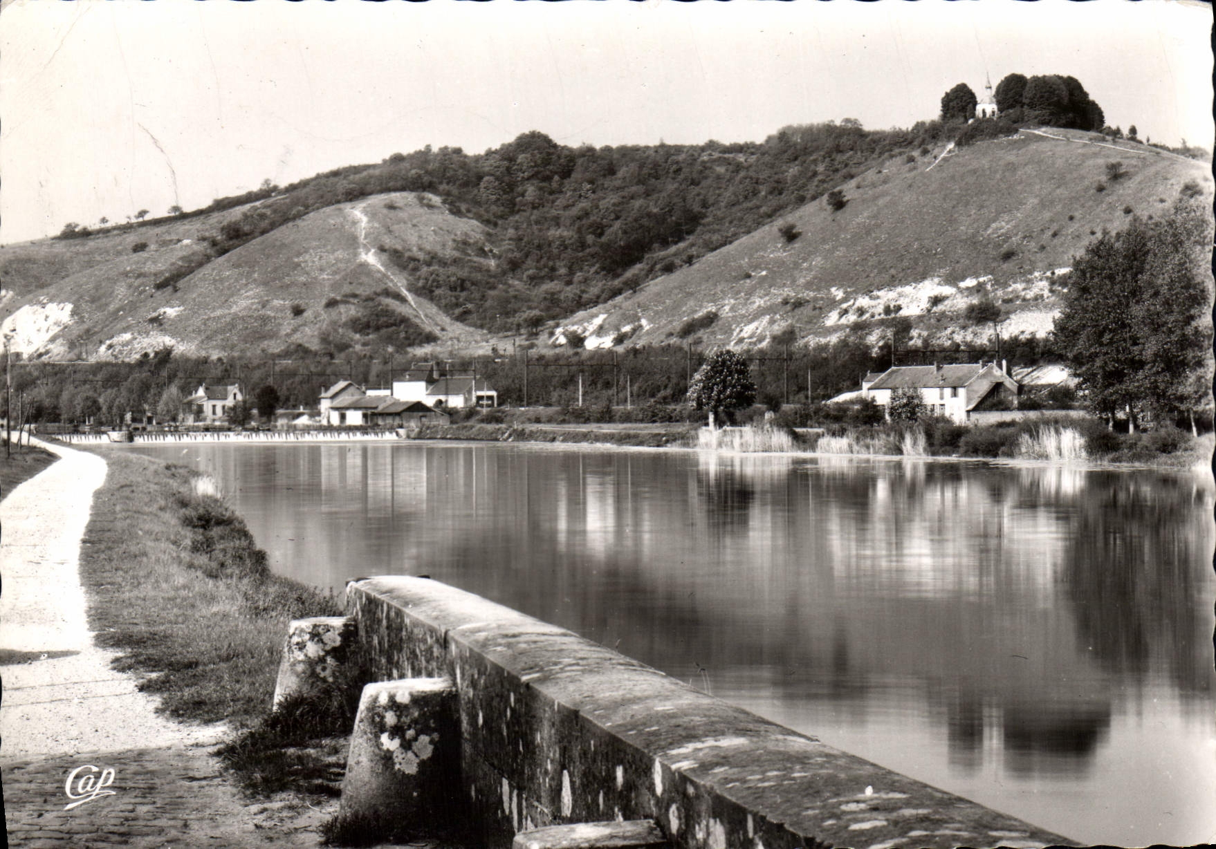 SENS — Les Bords de l'Yonne — le Barrage et l'Ermitage Saint-Bon — Vue prise du Pont de la Vanne, promenade traditionnelle des Senonais — Cap